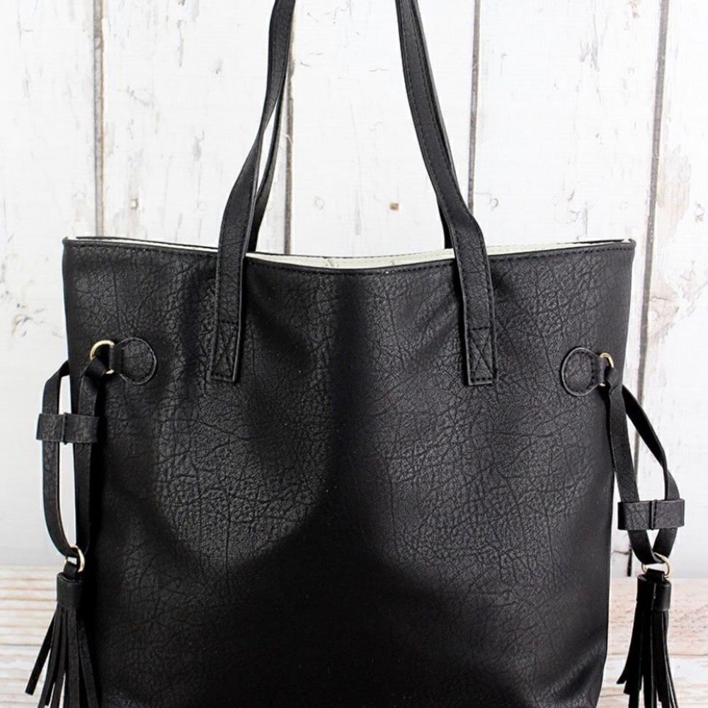 🆕🆕🆕 Black, faux leather bag with tassels